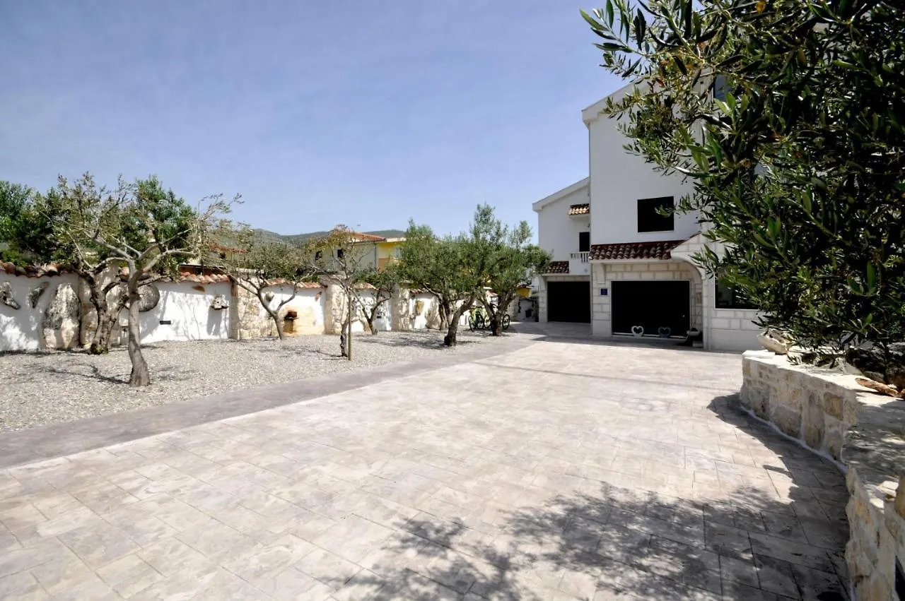 Stagnum Baba - Impressive Luxury Villa With Heated Pool, Hot Tub, Playroom And Upscale House Design Trogir